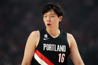 楊瀚森：開拓者首勝進行潑水慶祝，不會因為更換教練太大改變